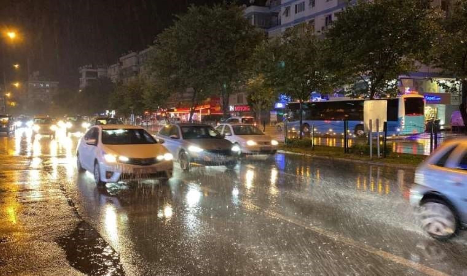 Antalya’da yağmur hayatı olumsuz etkiledi